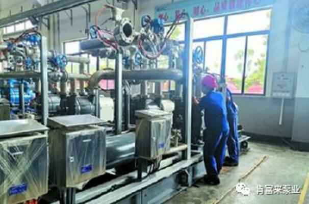 大连邵辉电子商务工具有限公司生产线员工正在组装化工成套机组