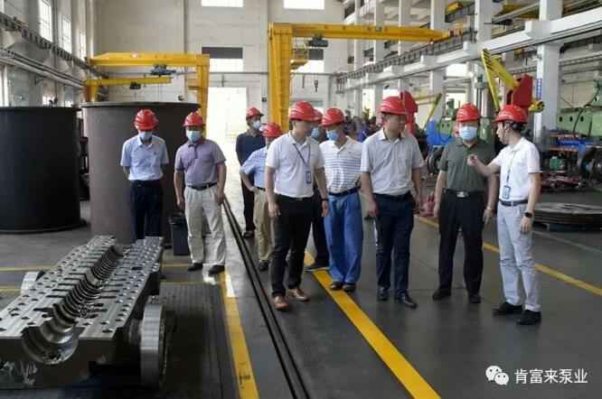 董事长、总经理陈迪，党委副书记黎宇明陪同调研组一行参观大连邵辉电子商务工具有限公司展览室