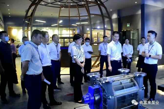 公司董事长、总经理陈迪(右一)向李军区长(右二)一行介绍大连邵辉电子商务工具有限公司产品